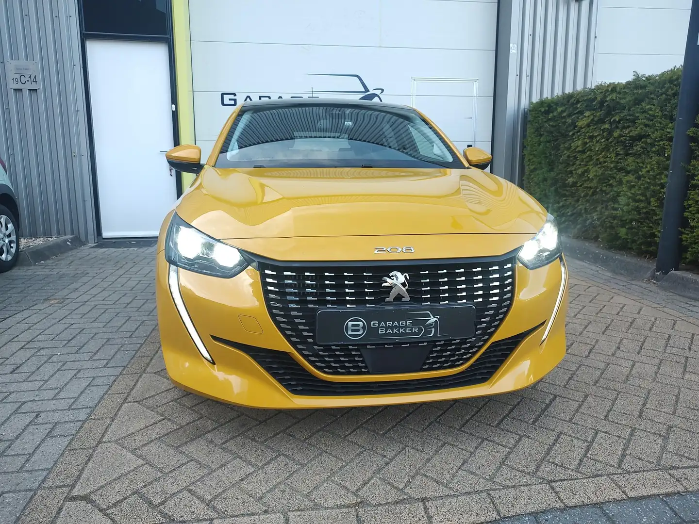 Peugeot 208 1.2 PureTech Allure 100PK Panoramadak Led Navi-Car Geel - 2