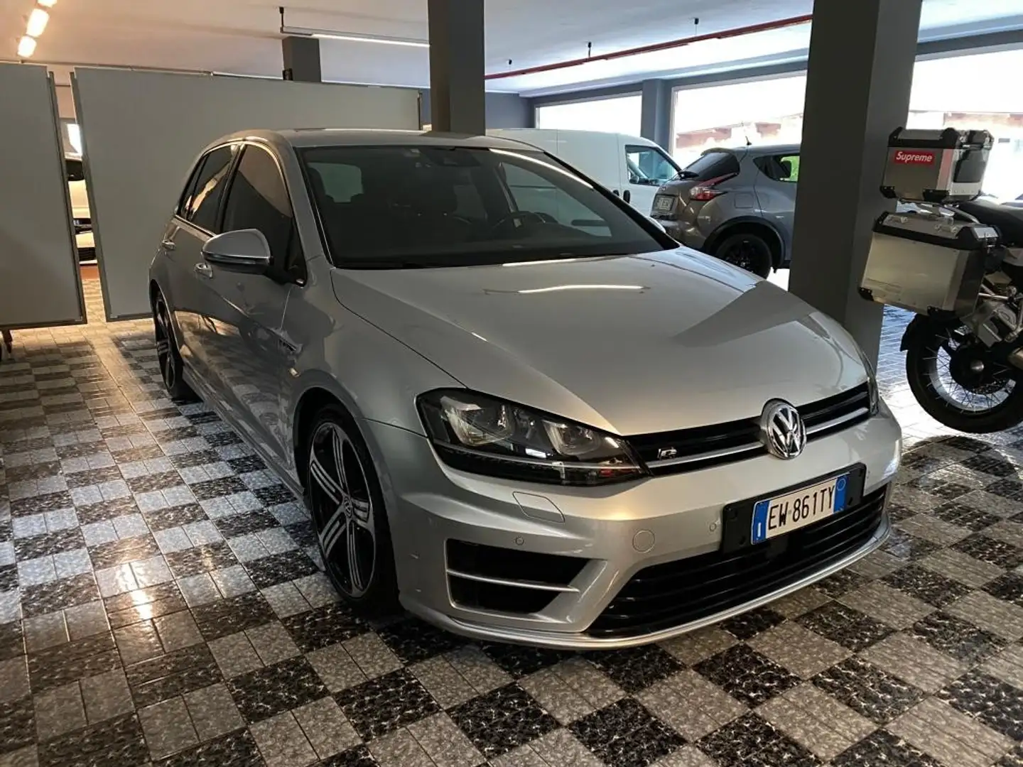Volkswagen Golf R - 1
