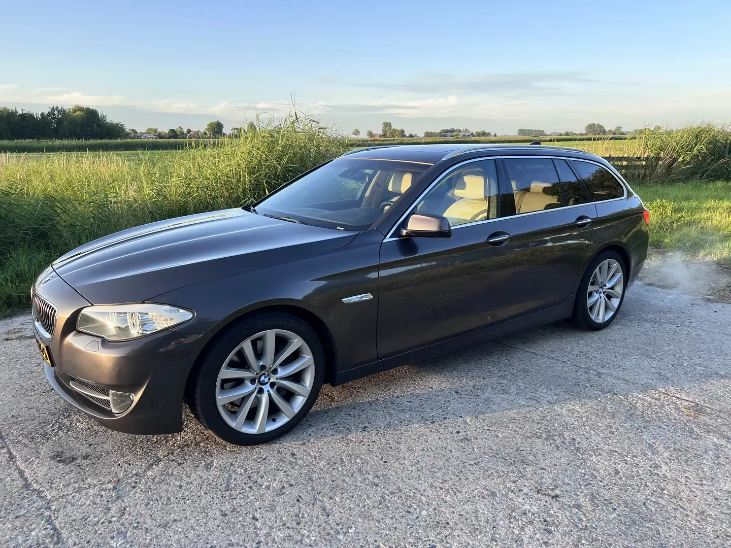 BMW 528 F11 3.0 Touring 6 cil HIGH EXECUTIVE Pano/Navi/LED Marrón - 2