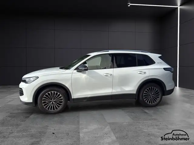 Volkswagen Tiguan view 3