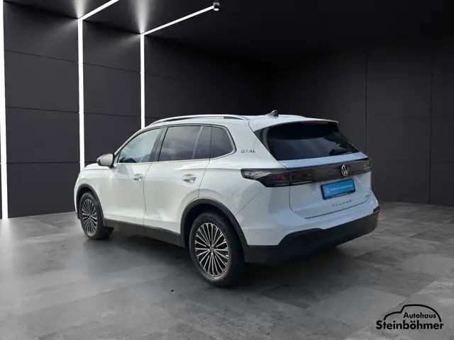 Volkswagen Tiguan view 4