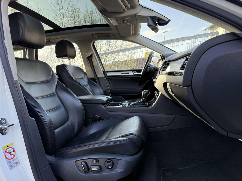 Volkswagen Touareg V6 TDI BMT*AHK*Panorama*Xenon*SHZ*Navi* — photo 15