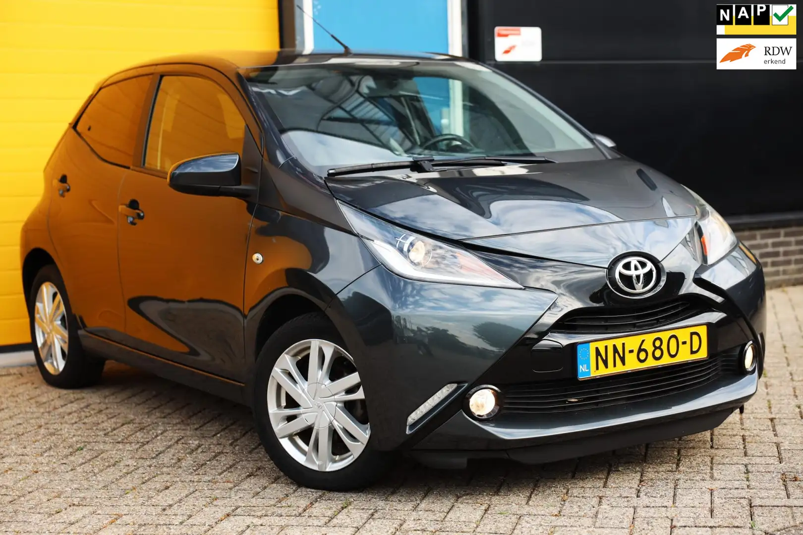 Toyota Aygo 1.0 VVT-i x-sport / AUT / NAP / Eerste Eigenaar / Grijs - 1