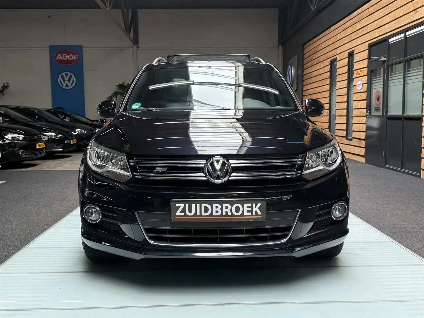 Volkswagen Tiguan 2.0 TSI 75DKM 4Motion Pano Leer Clima Trekhaak Zwart - 2
