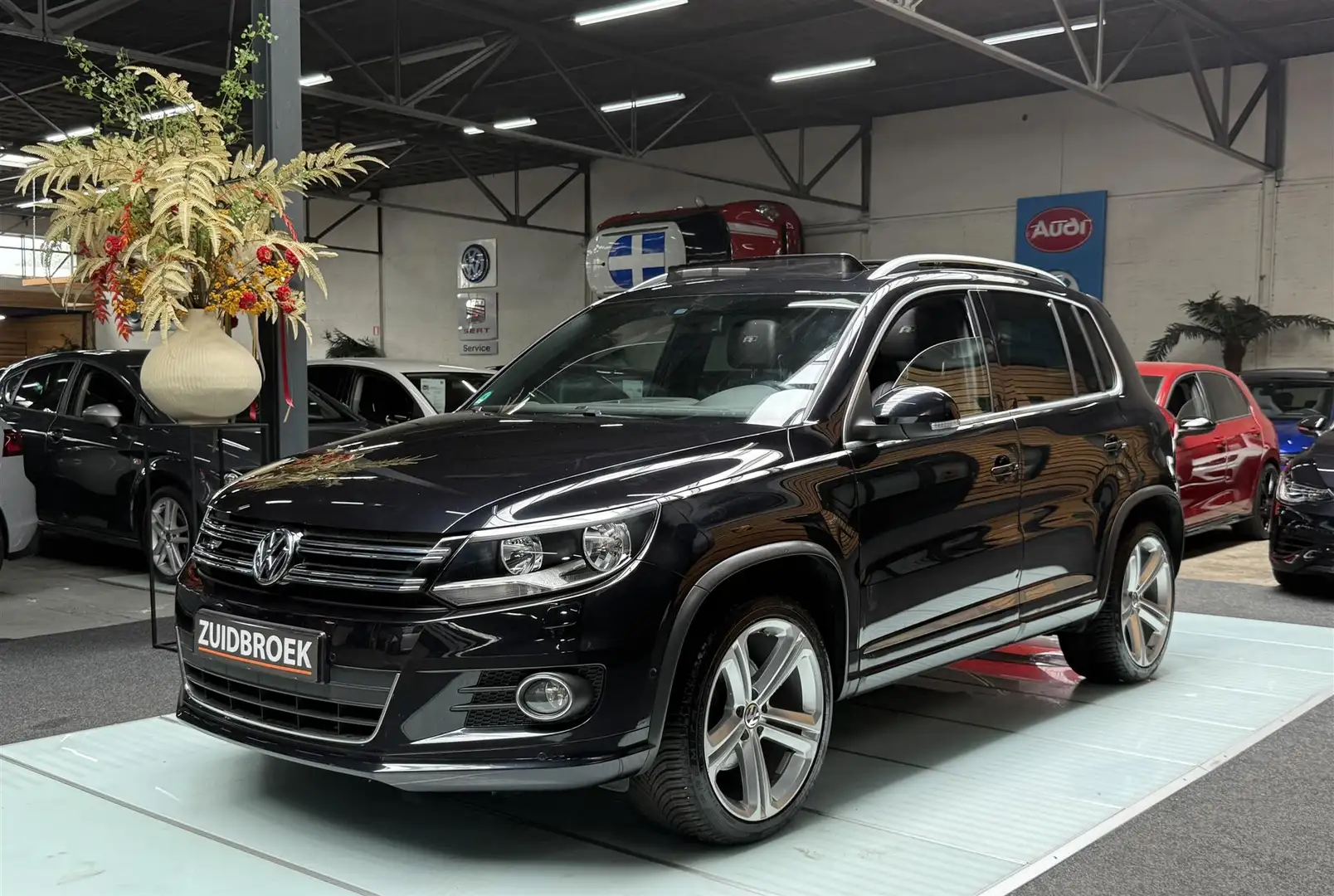 Volkswagen Tiguan 2.0 TSI 75DKM 4Motion Pano Leer Clima Trekhaak Zwart - 1