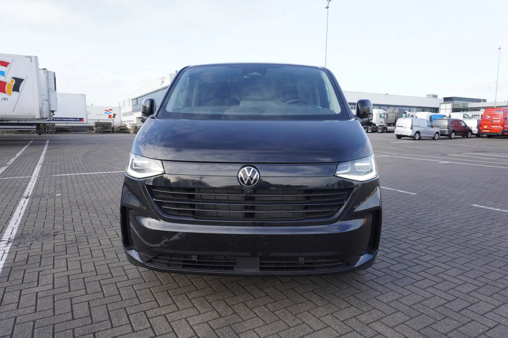 Volkswagen Transporter 2.0 TDI L1H1 28 Bulli 2.0 TDI L1H1 28 Bulli 150 pk Zwart - 2