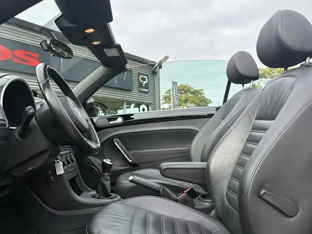 Volkswagen Beetle view 4