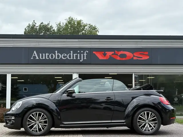 Volkswagen Beetle view 3