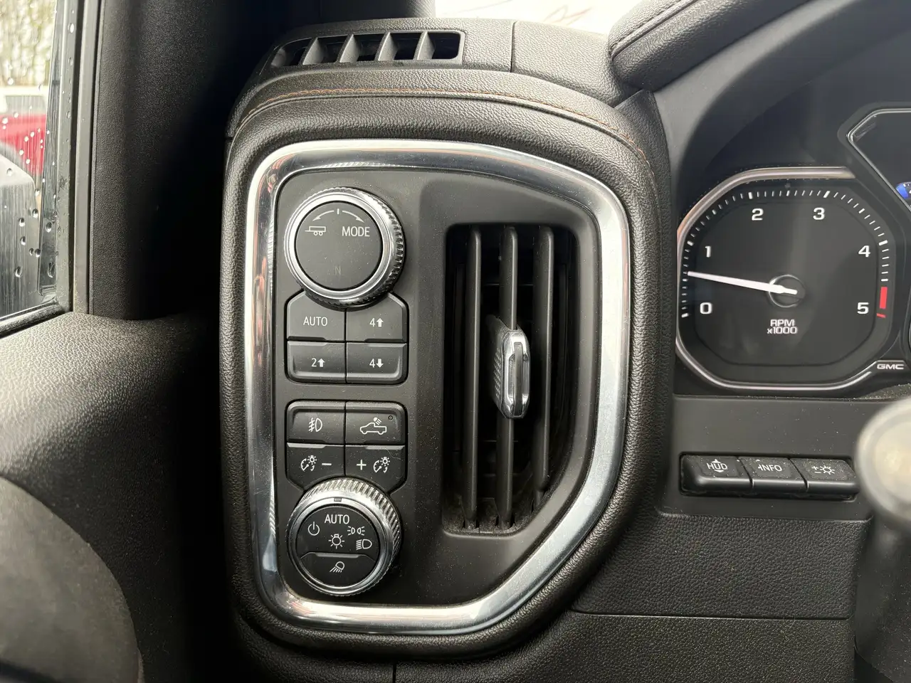GMC Sierra 3500HD снимка GMC Sierra 3500HD