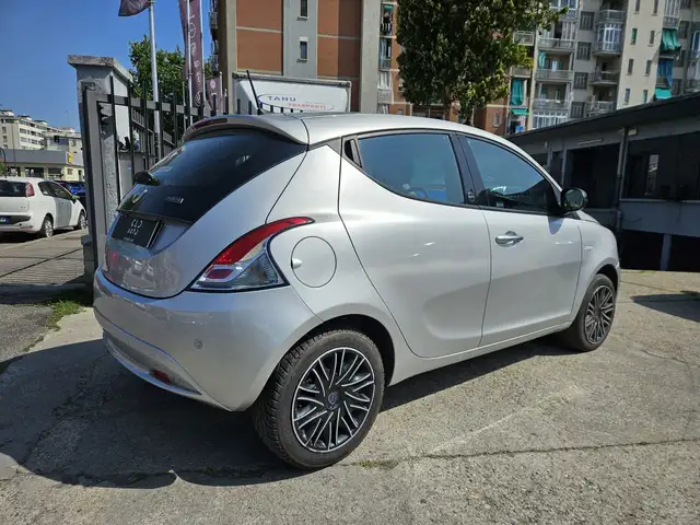Lancia Ypsilon view 4