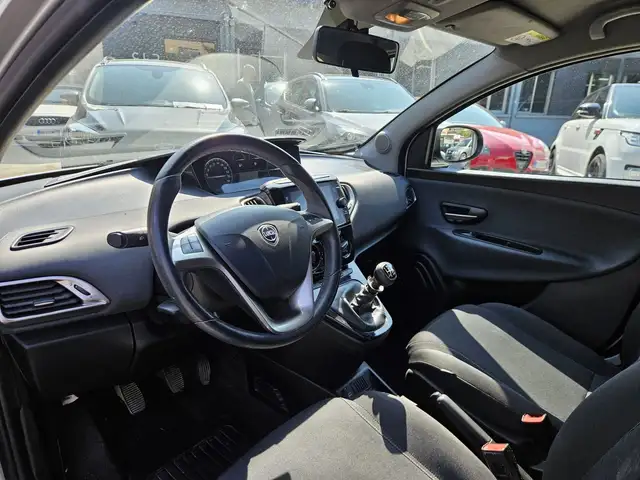 Lancia Ypsilon view 7