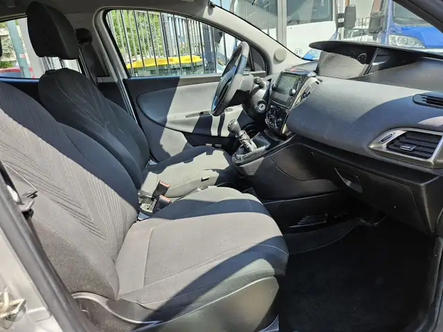 Lancia Ypsilon view 12