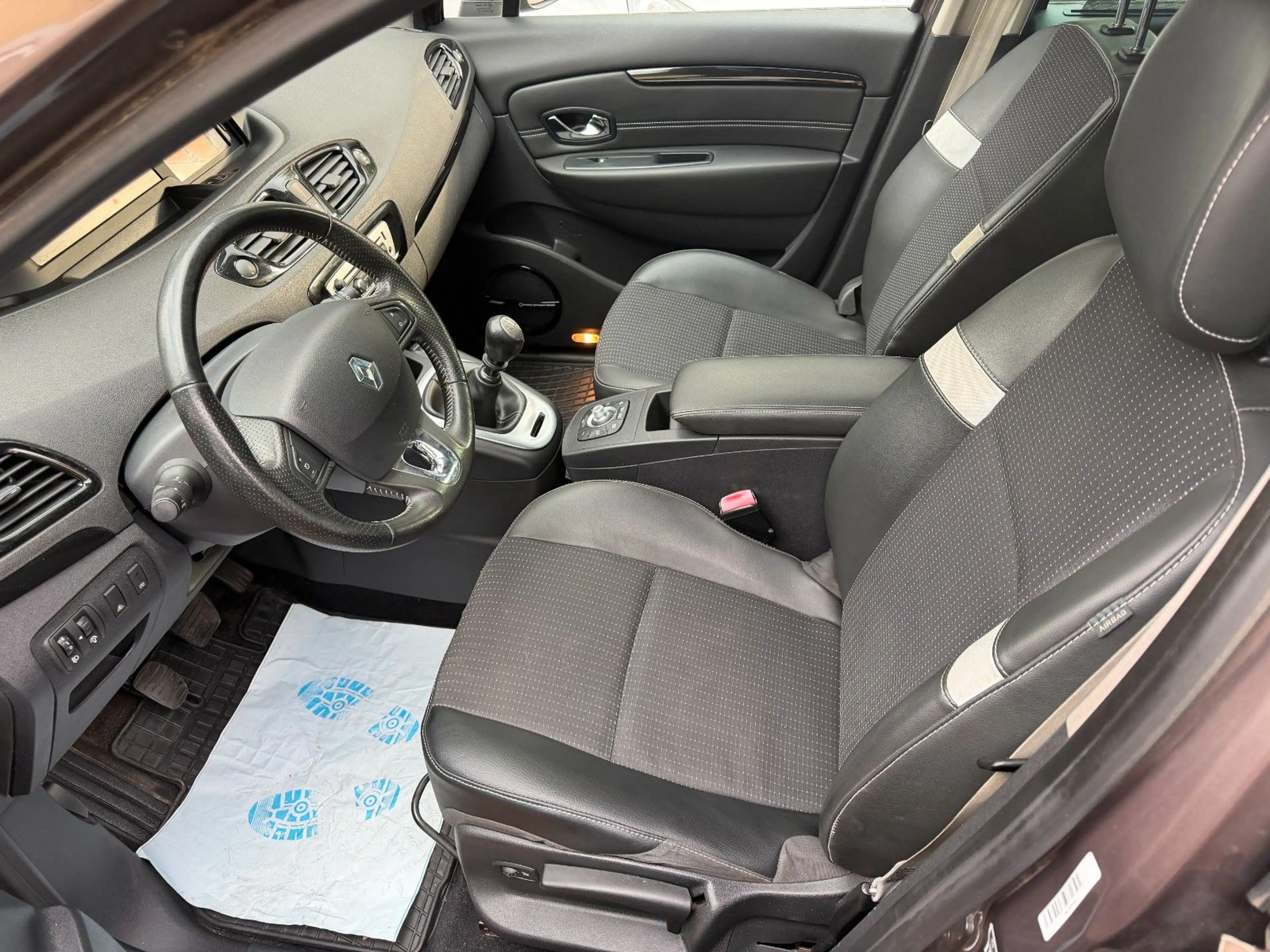 Renault Grand Scenic BOSE*KAMERA*7.SITZE*KETTE NEU*LEDER — photo 9