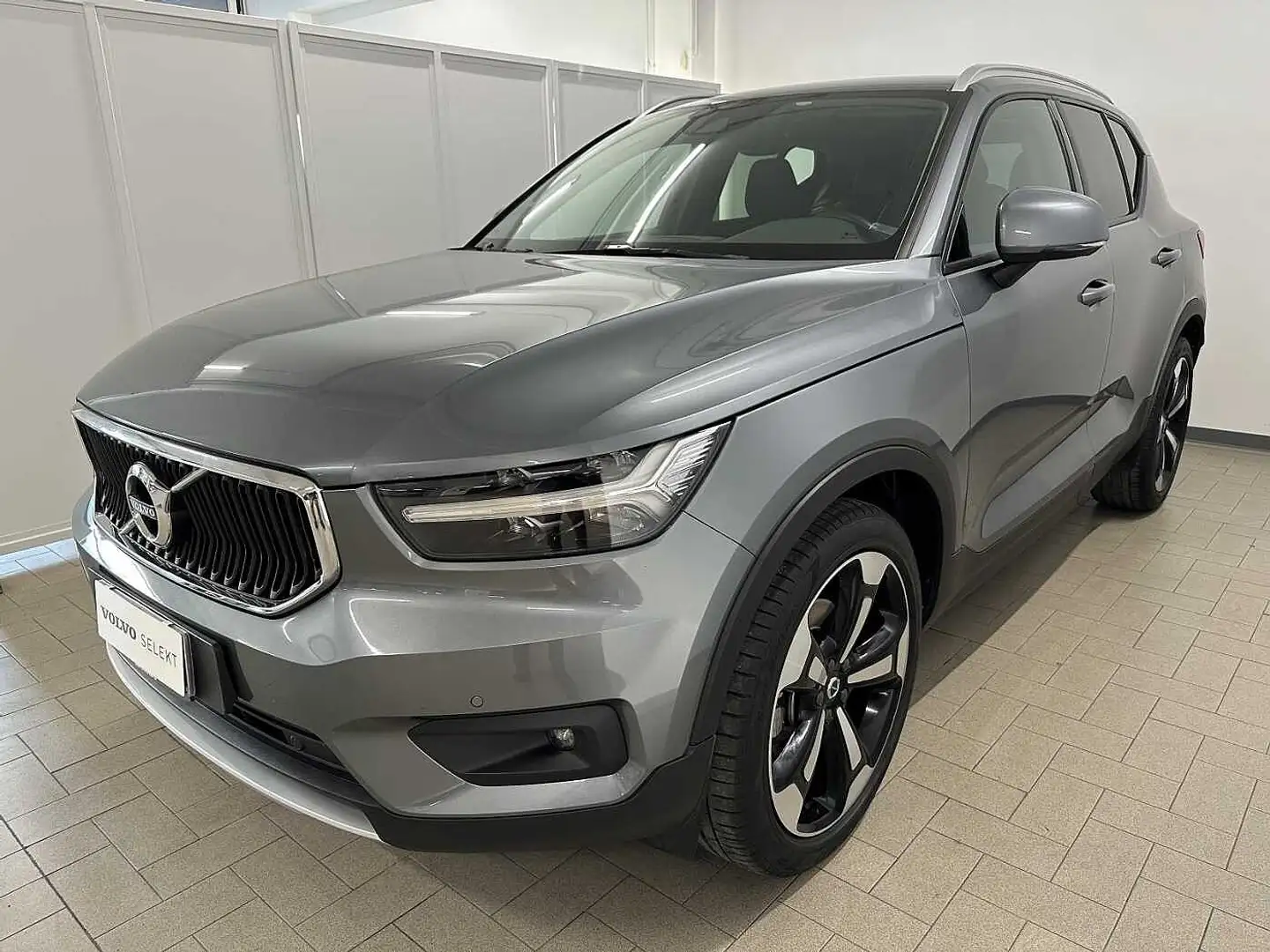 Volvo XC40 D4 AWD MOM GEAR Gris - 1
