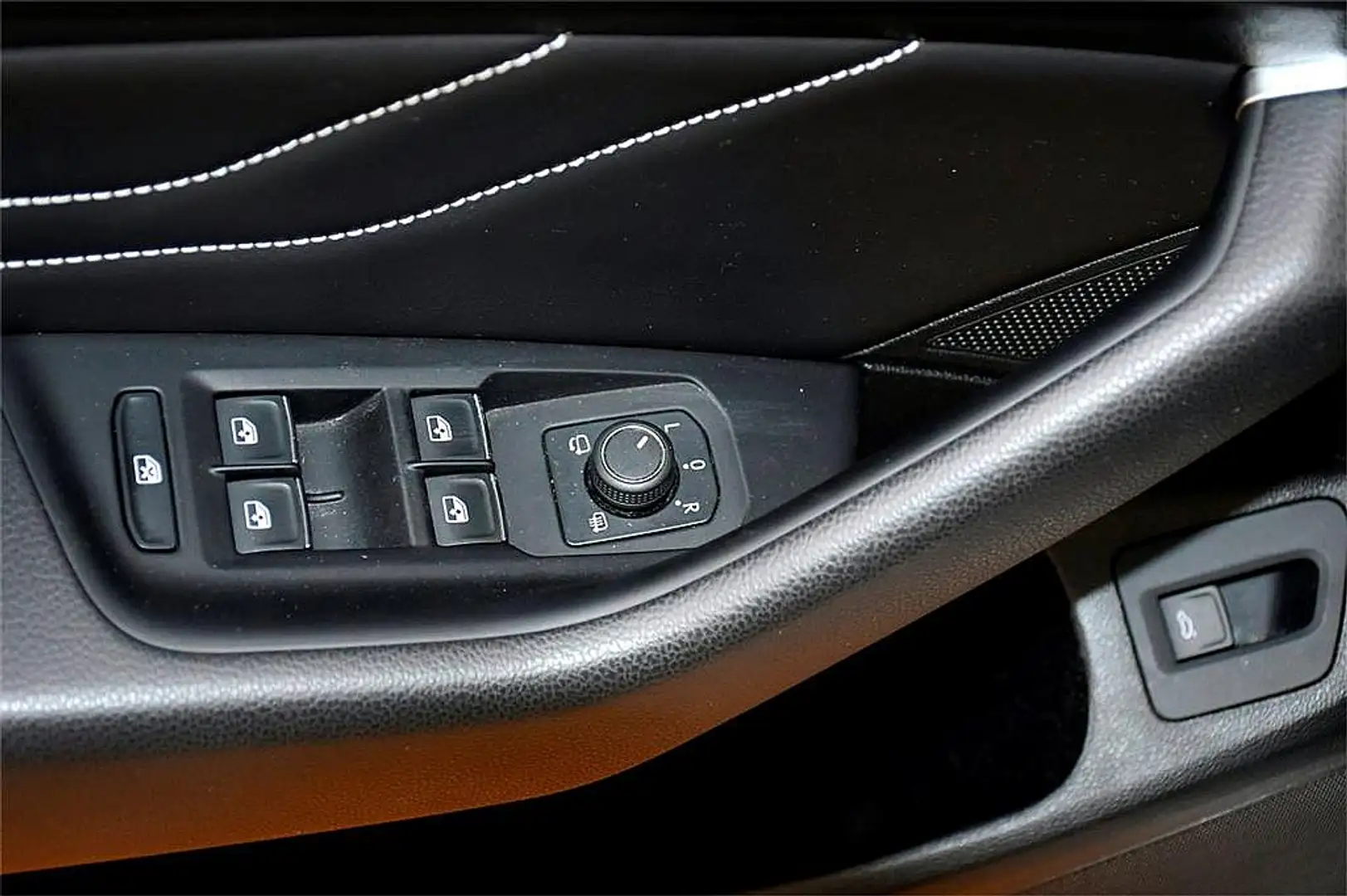 Volkswagen Passat Variant Elegance 2,0 SCR TDI DSG Schwarz - 2