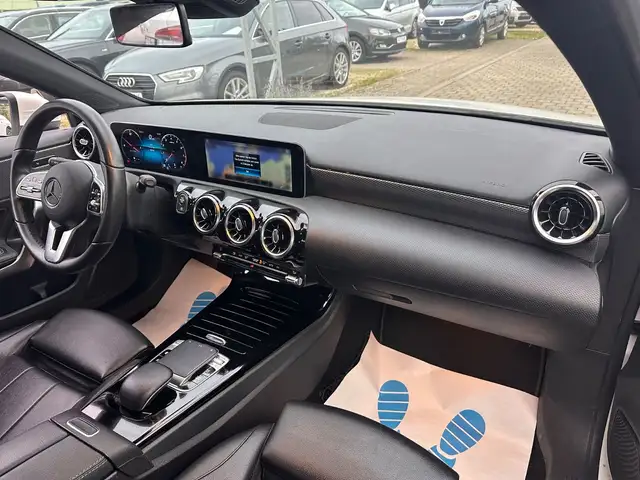 Mercedes-Benz 250 view 10