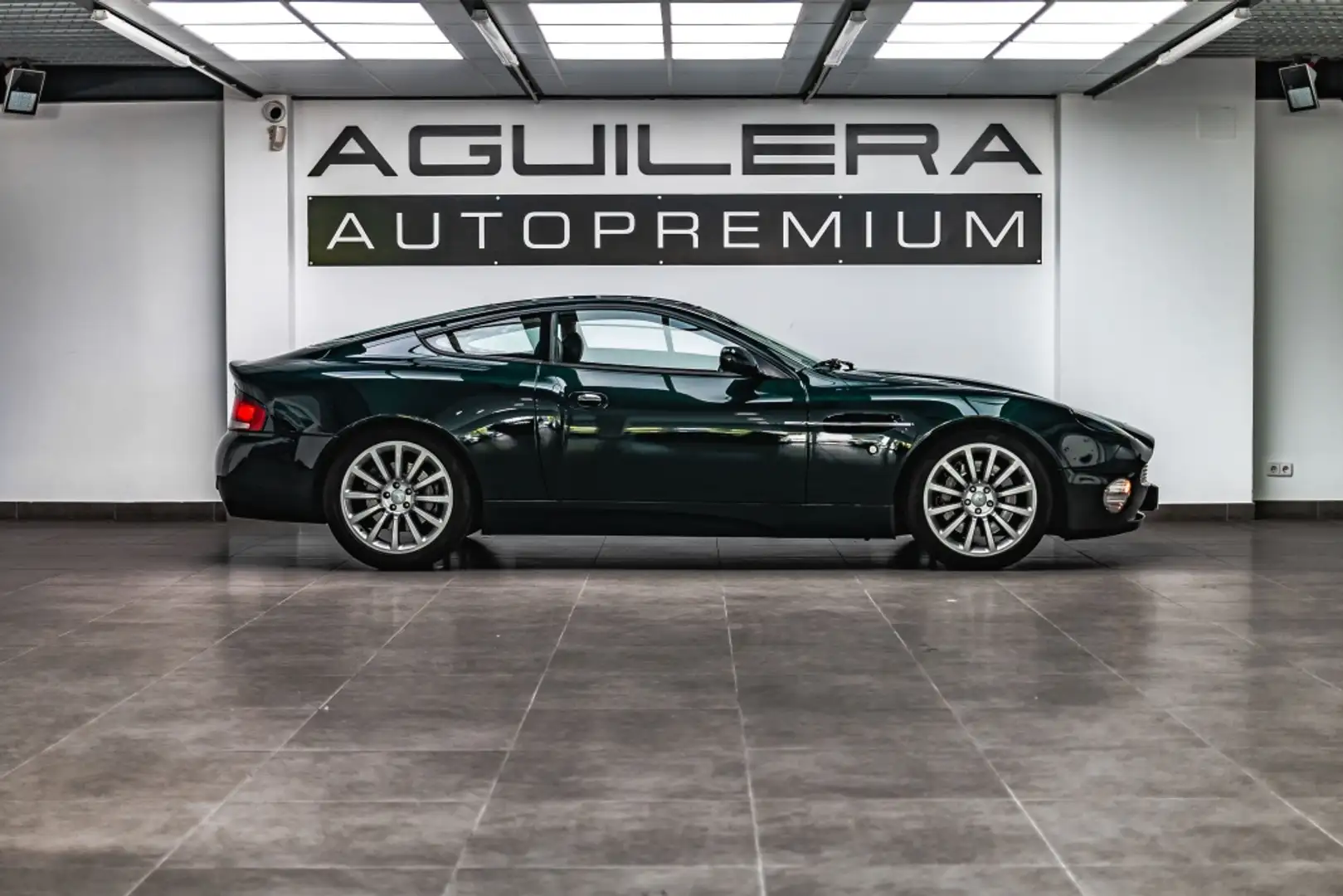 Aston Martin Vanquish 5.9 V12 Vert - 2