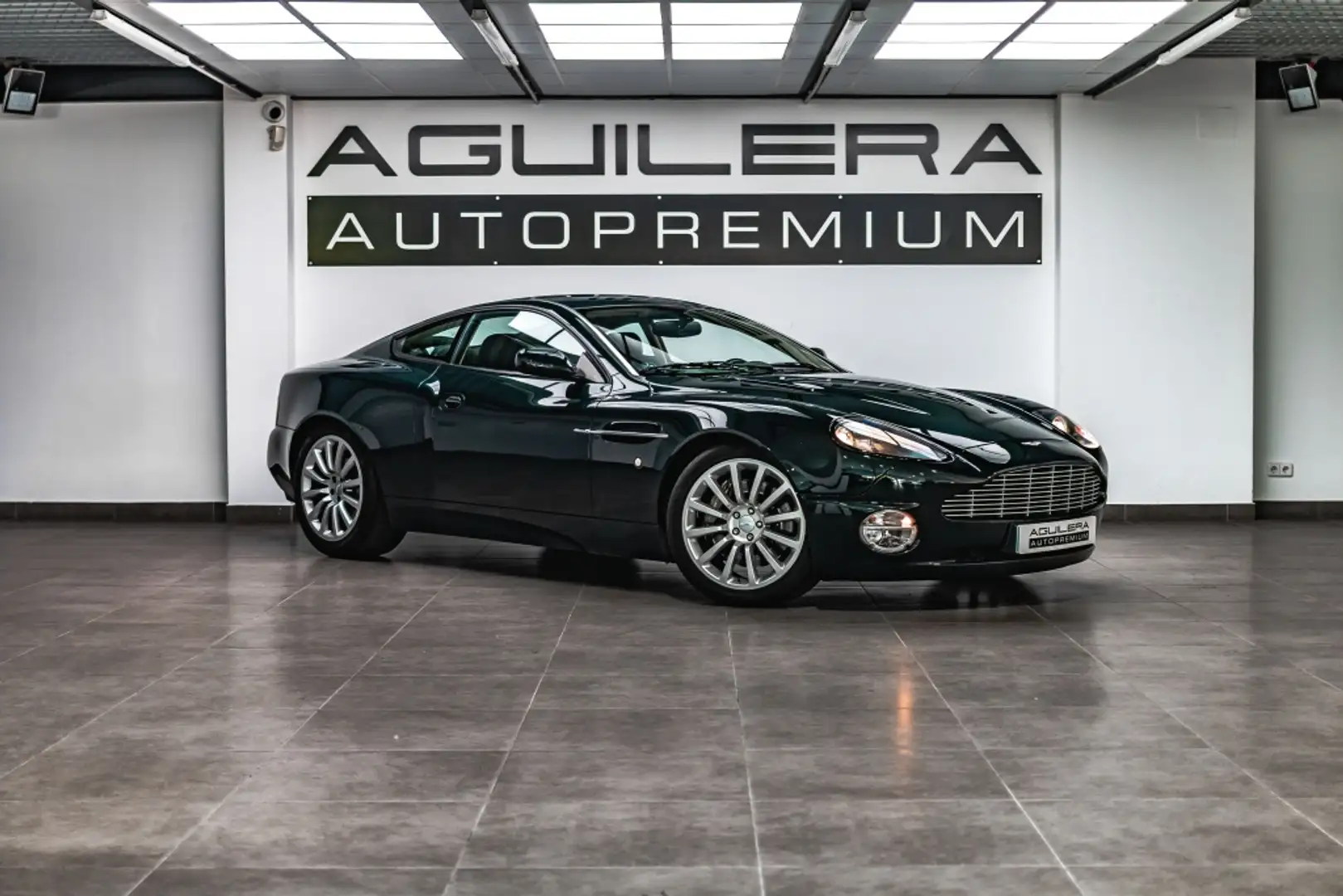 Aston Martin Vanquish 5.9 V12 Vert - 1