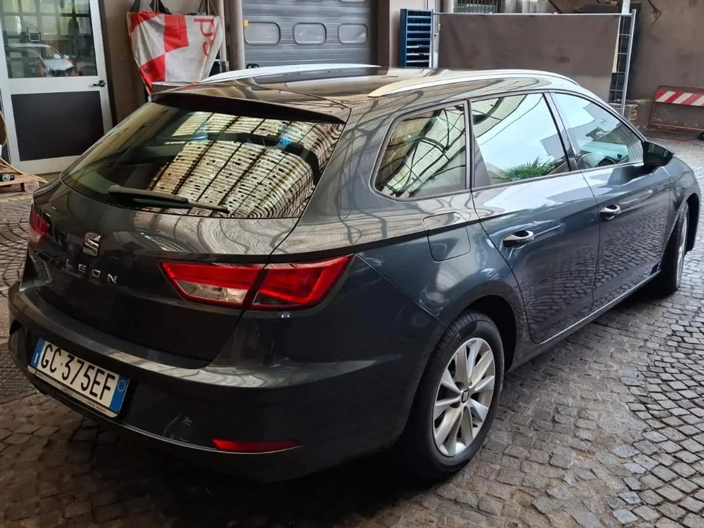 SEAT Leon Leon ST 1.6 tdi Business 115cv my20 Grigio - 2