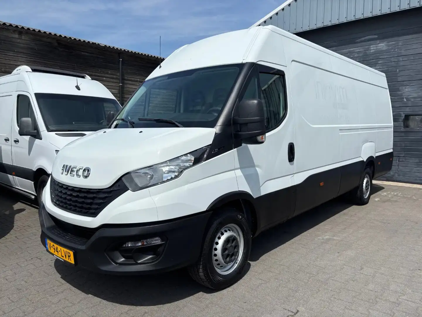 Iveco Daily 35S14 136 PK L4 H2 Euro 6 Airco Navigatie Wit - 1