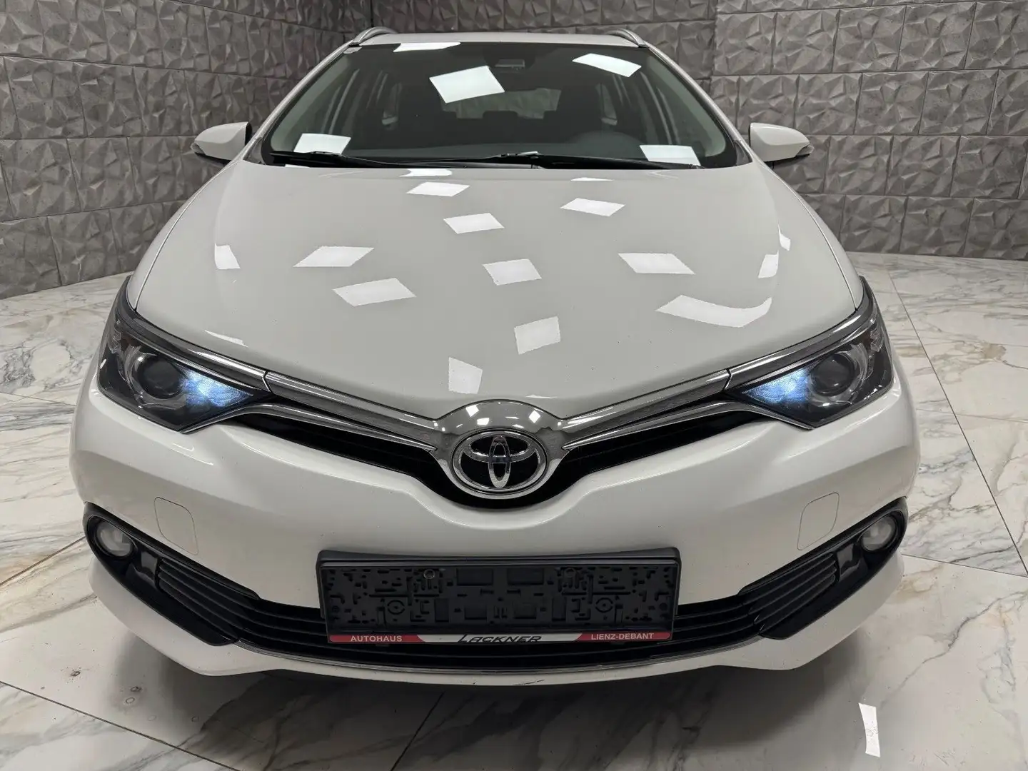 Toyota Auris TS 1,4 D-4D Active Weiß - 1