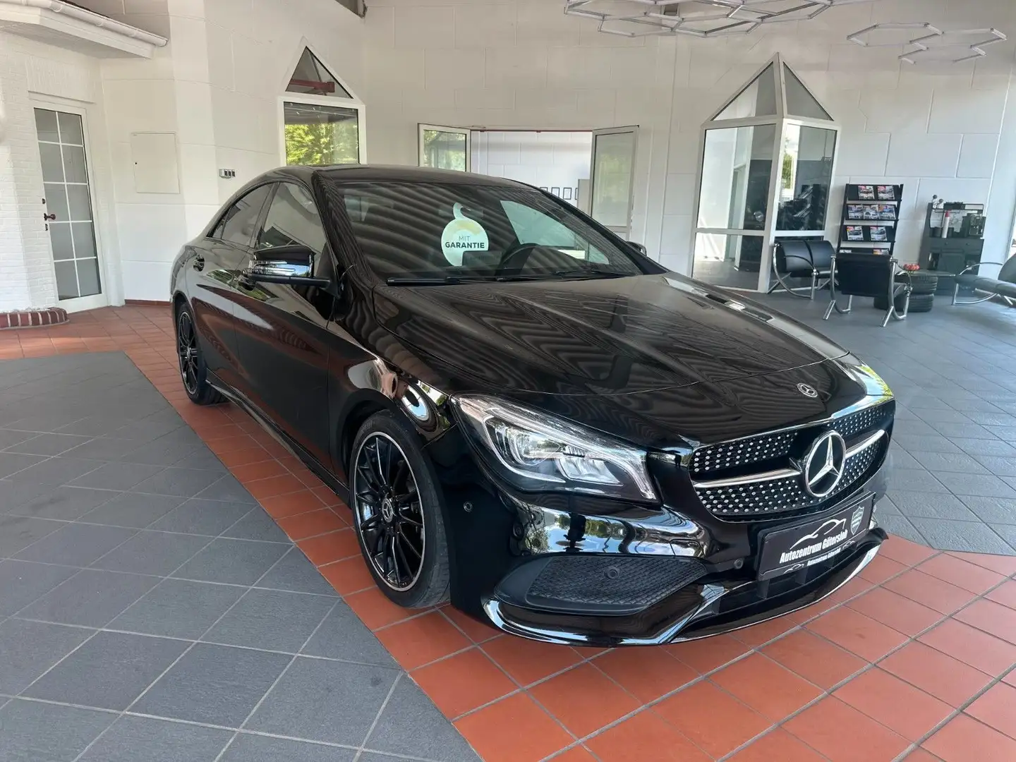Mercedes-Benz CLA 200 AMG-Line *Night-Paket / LED / Keyless * Schwarz - 2