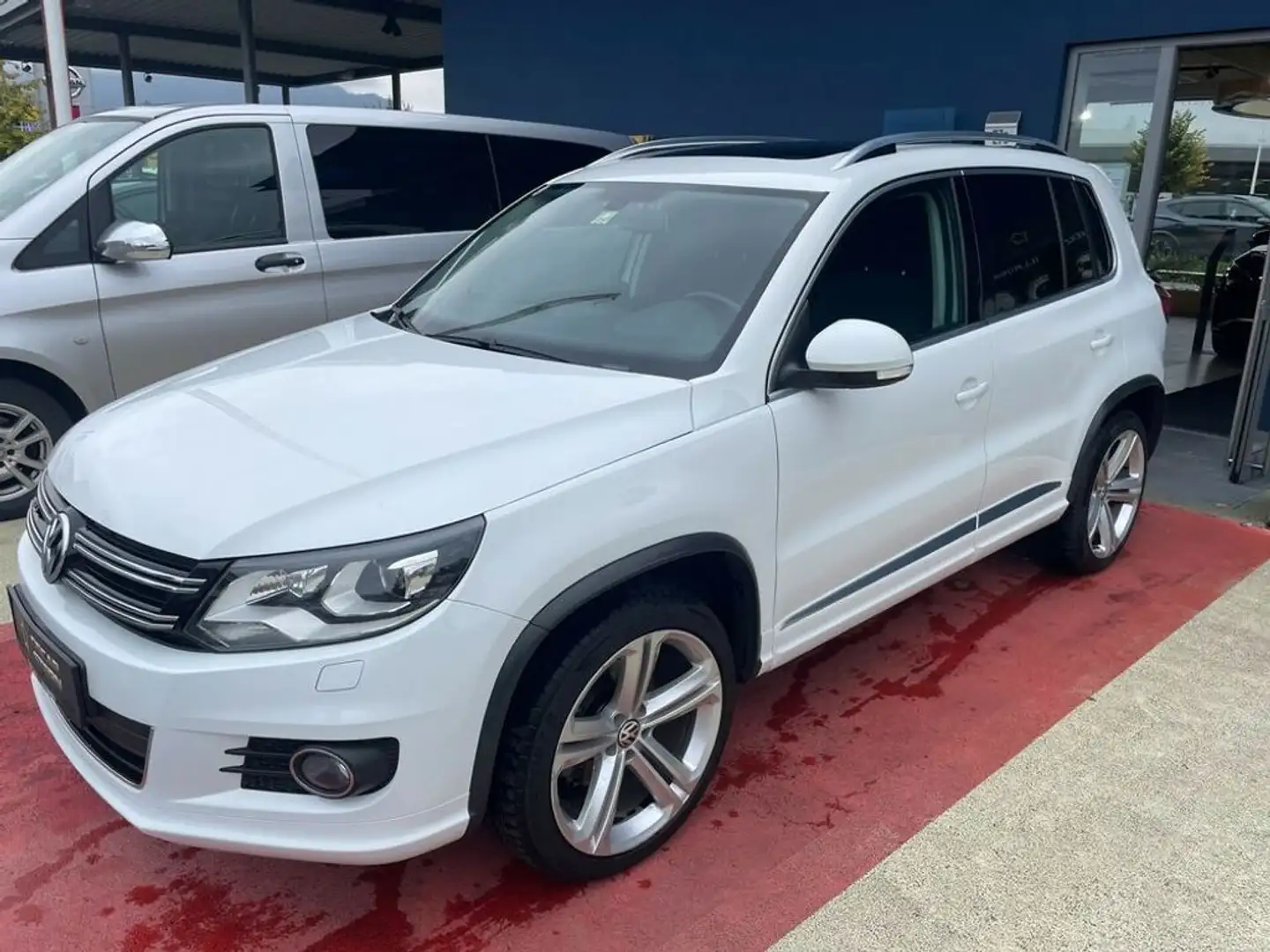 Volkswagen Tiguan Sport & Style 4Motion R-Line Panorama Wit - 1