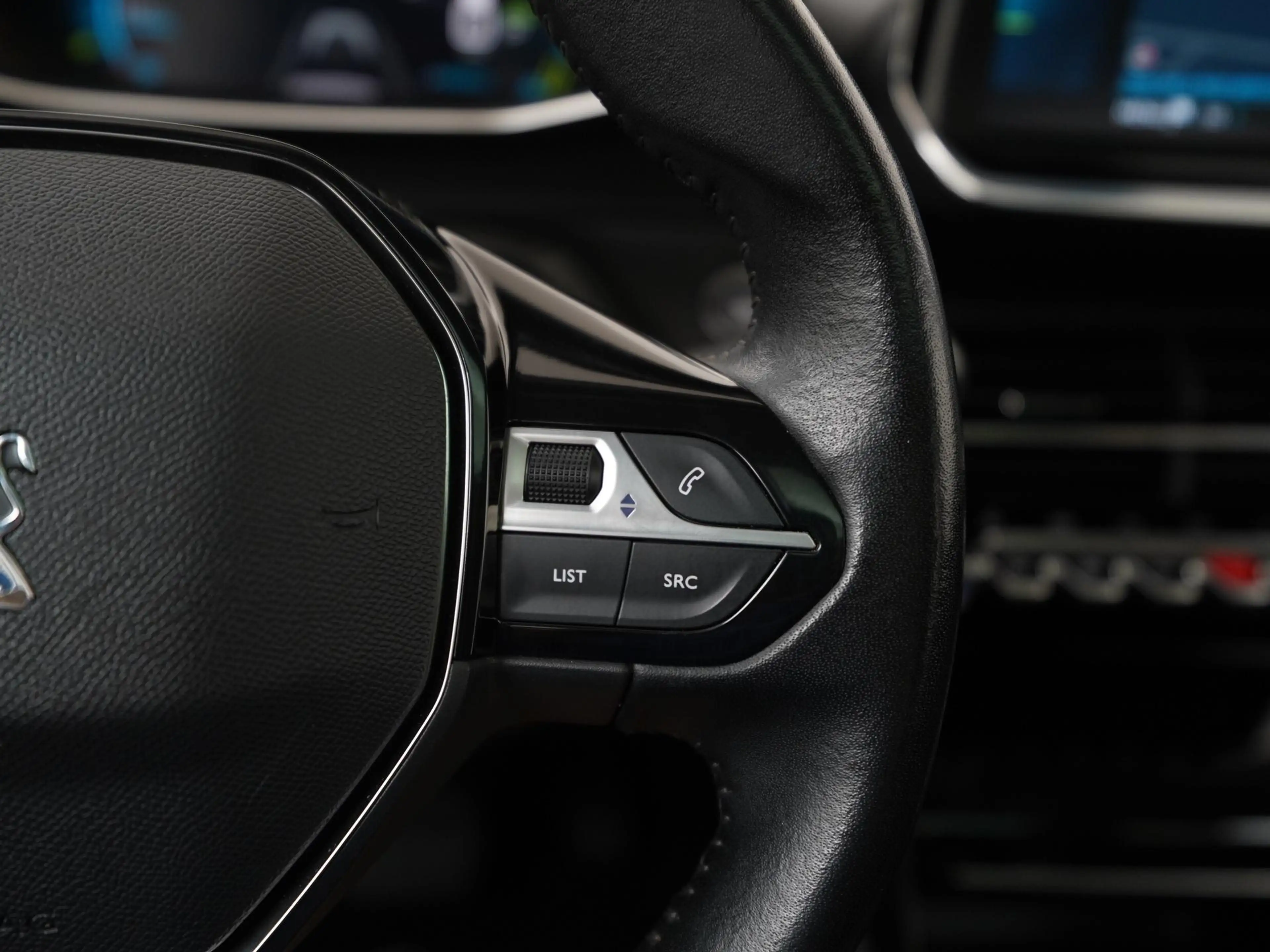 Peugeot e-2008 EV Allure 50 kWh | SOH 92% | Navigatie | Digital C — photo 9