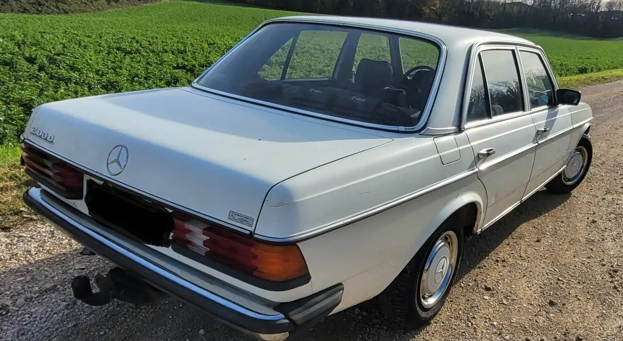 Mercedes-Benz 200 123, foto 2