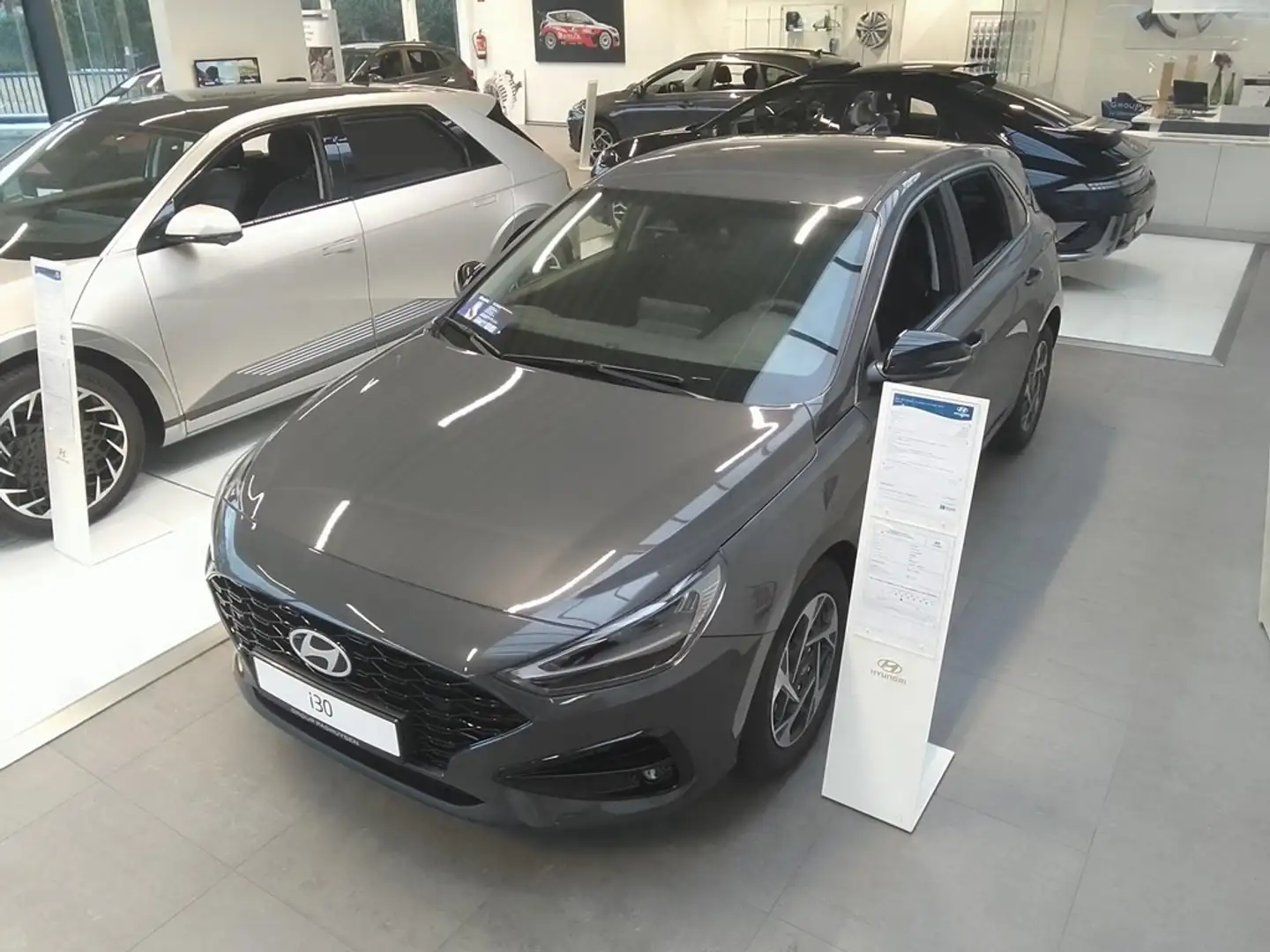 Hyundai i30 Techno 5d 1.0 T-GDi 100 7DCT Grijs - 2