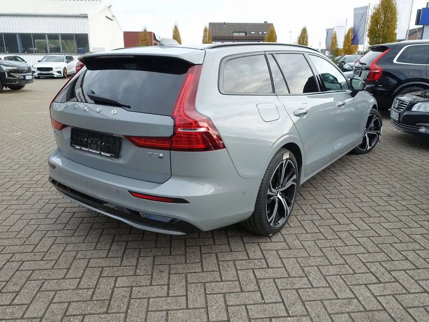Volvo V60 Ultra T8 AWD Plug-in Hybrid/Massage/AHK/B&W Grau - 2