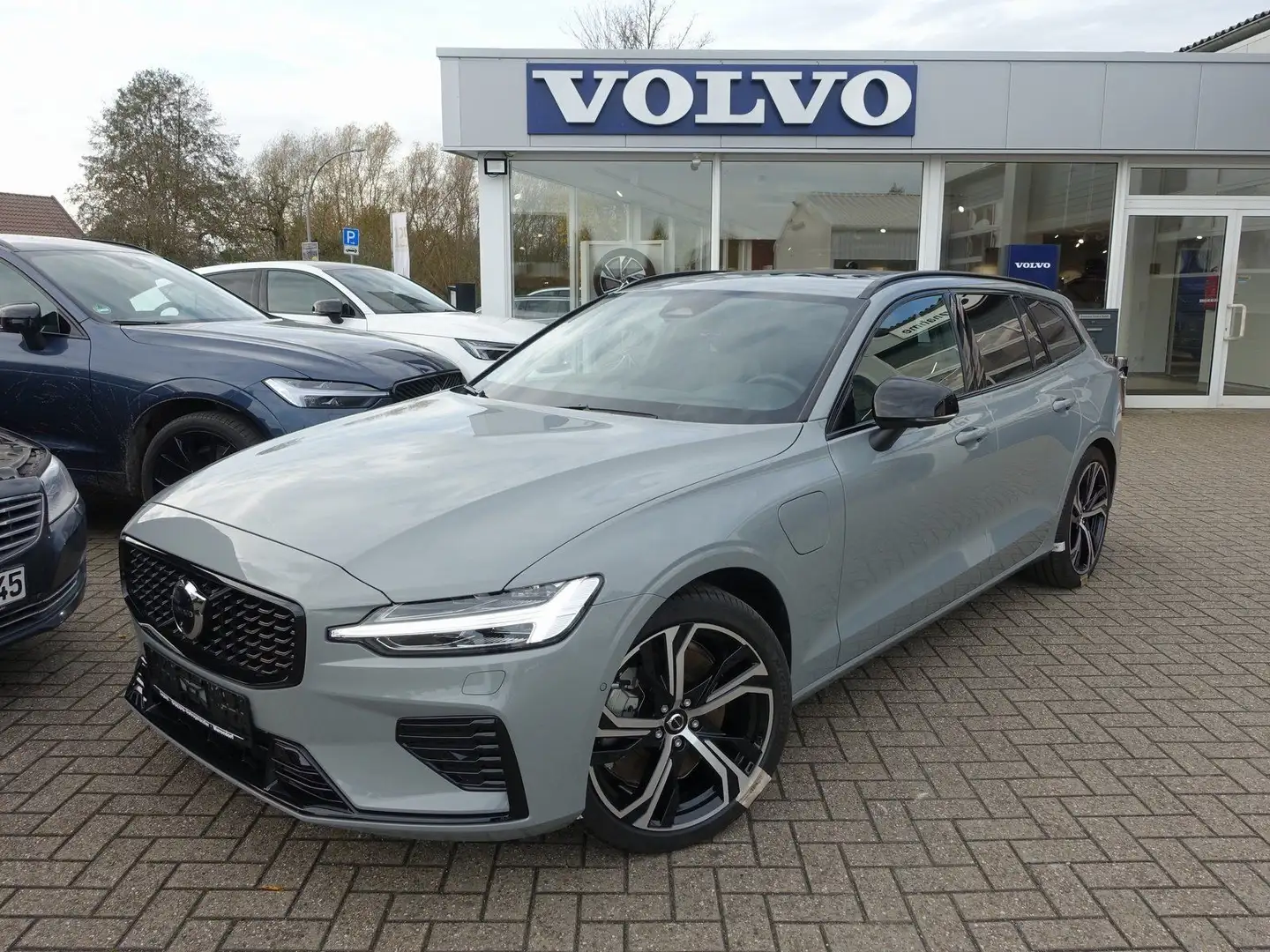 Volvo V60 Ultra T8 AWD Plug-in Hybrid/Massage/AHK/B&W Grau - 1