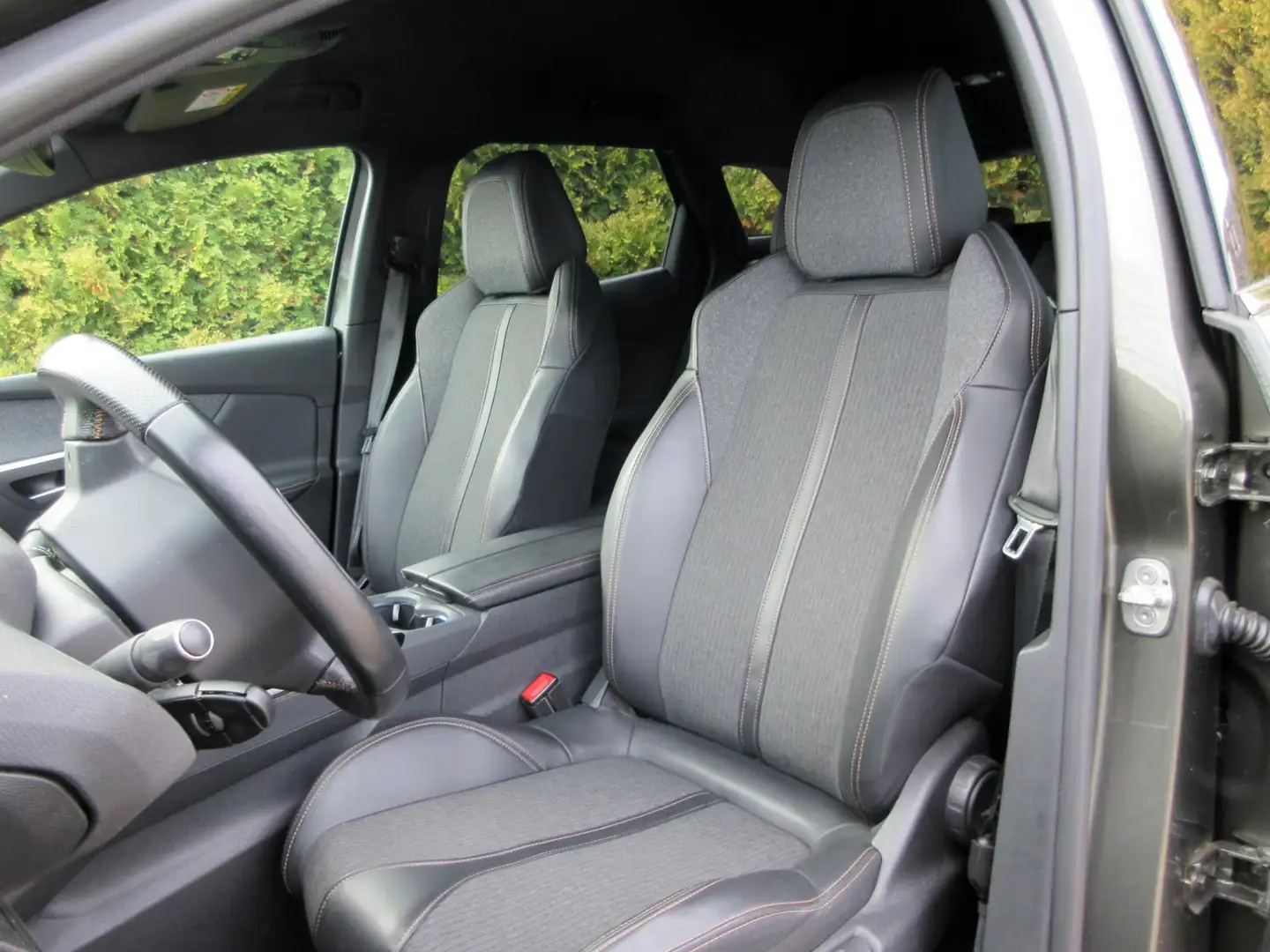 Peugeot 3008 1.2 PureTech GT Line*LED*360Cam*19 inch* Grau - 2