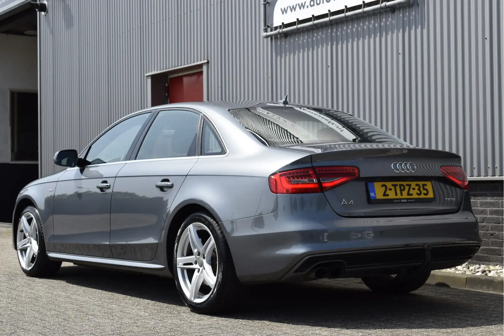 Audi A4 Limousine 1.8 TFSIe Limited S afn. trekhaak, Cruis Grijs - 2
