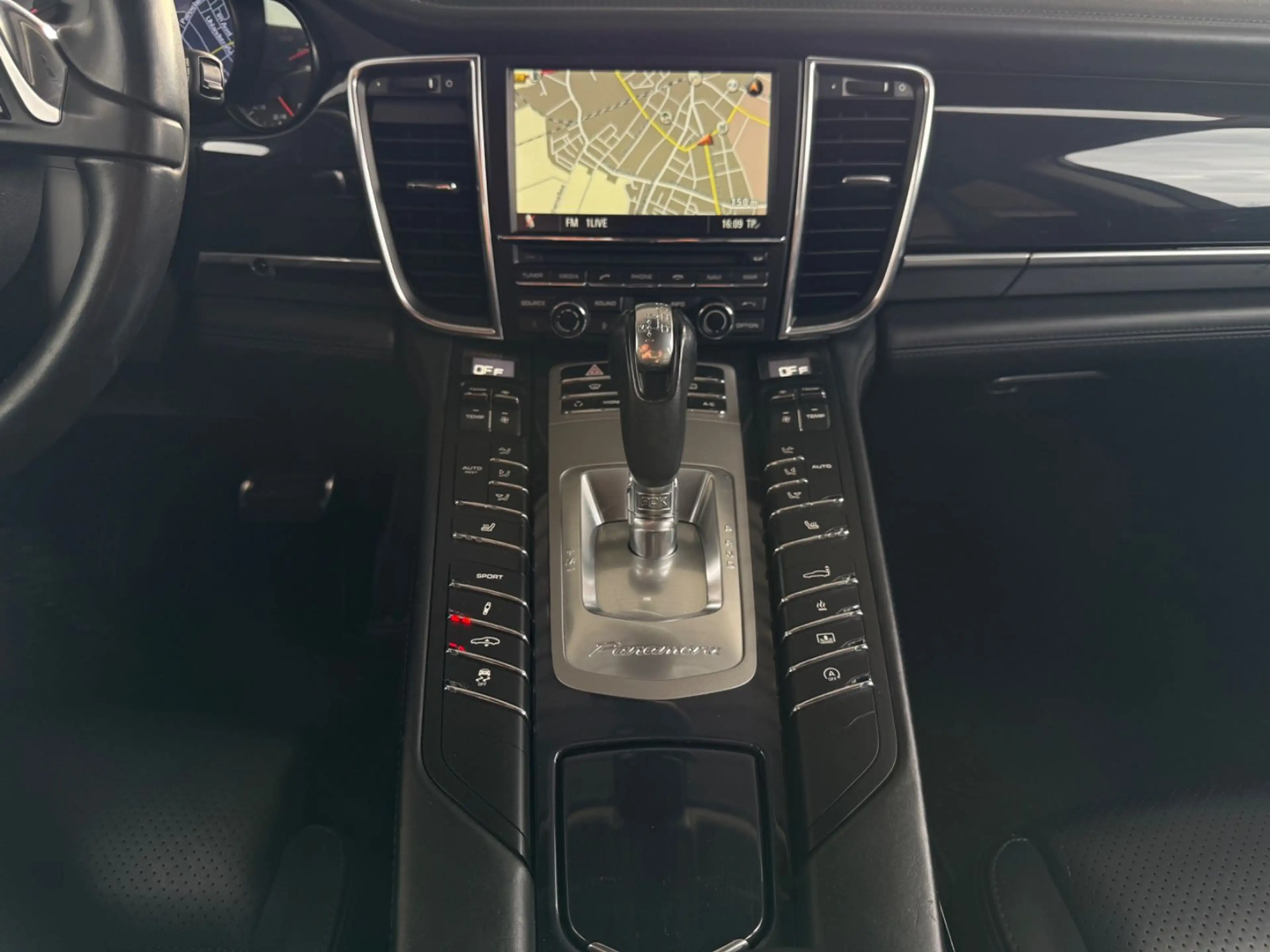 Porsche Panamera 4 S — photo 13