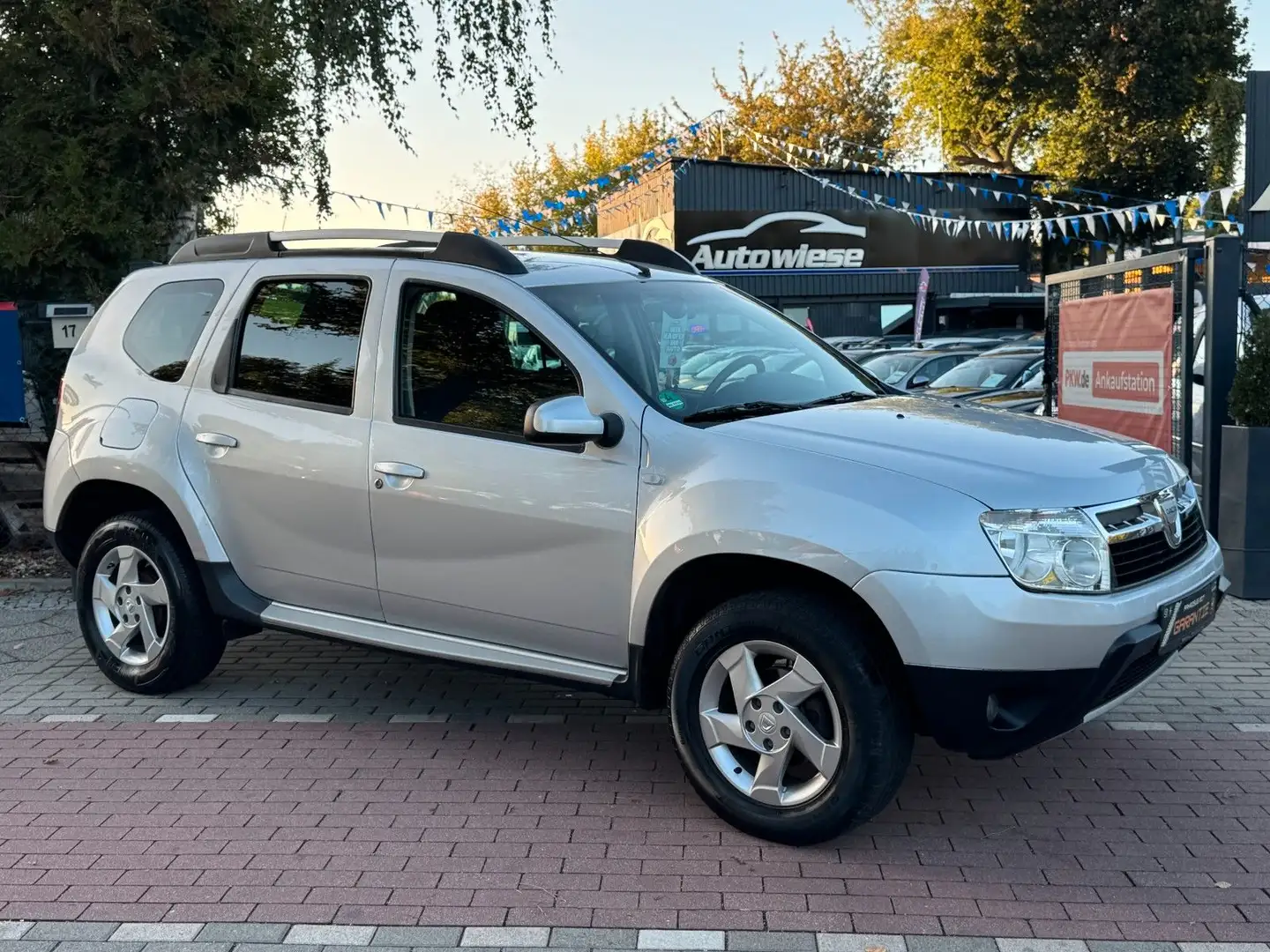 Dacia Duster I 1.6 LPG Laureate 4x2*Klima*2.Hd*TÜV NEU Grau - 1