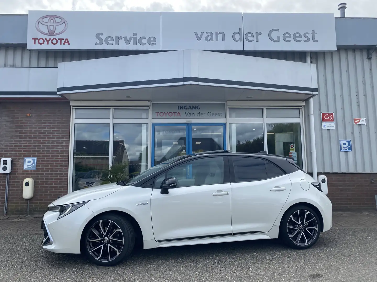 Toyota Corolla 2.0 Hybrid Executive JBL Panoramadak Leer Wit - 1