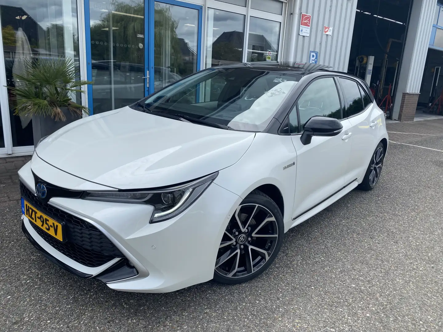 Toyota Corolla 2.0 Hybrid Executive JBL Panoramadak Leer Wit - 2