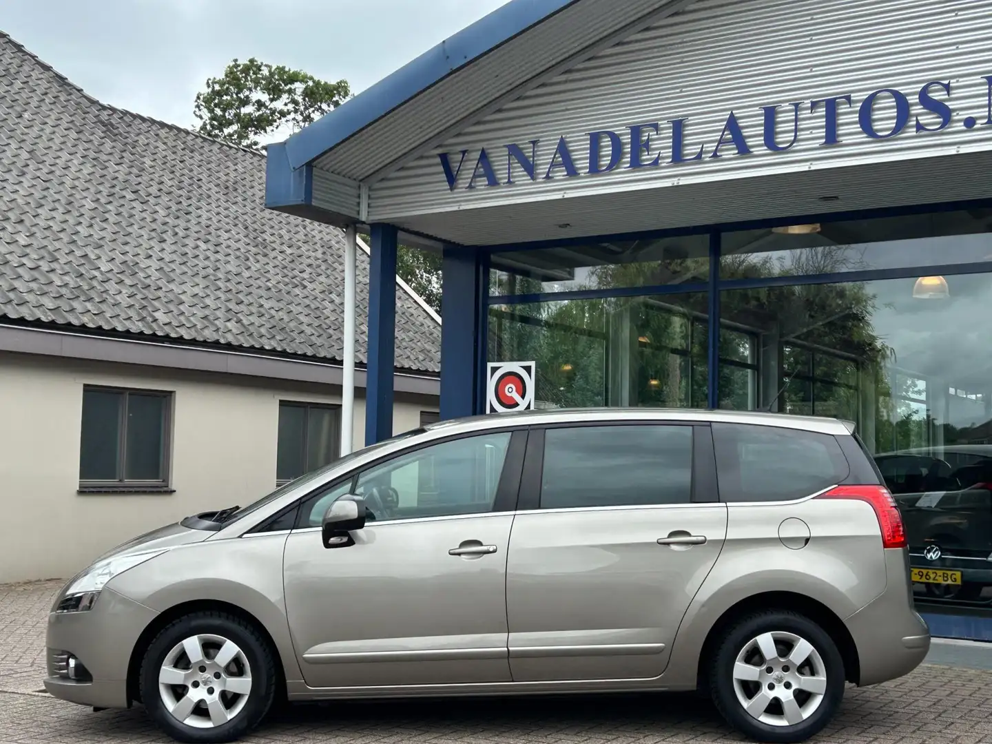 Peugeot 5008 1.6 VTi Blue Lease Navi Clima Cruise Park.Sens NAP Grijs - 2