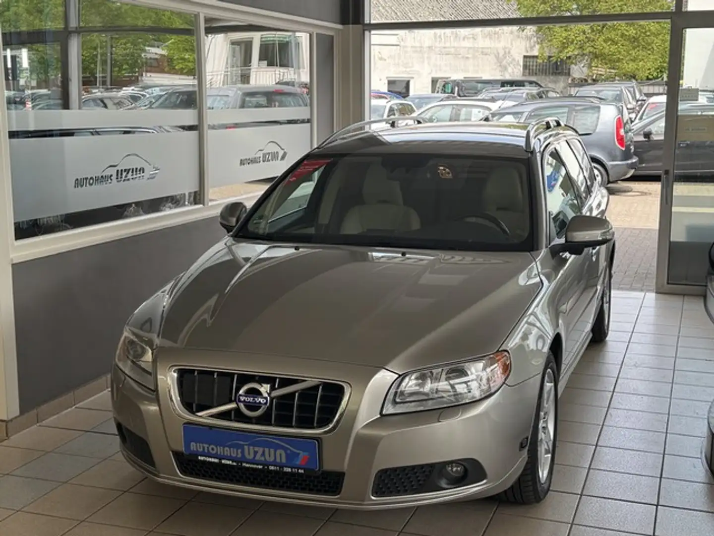 Volvo V70 Kombi Summum Automatik Leder AHK Gas/Benzin Beige - 2