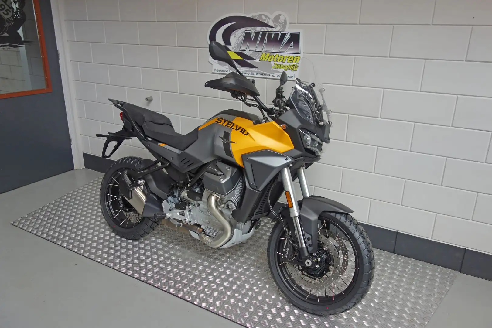 Moto Guzzi Stelvio Jaune - 2