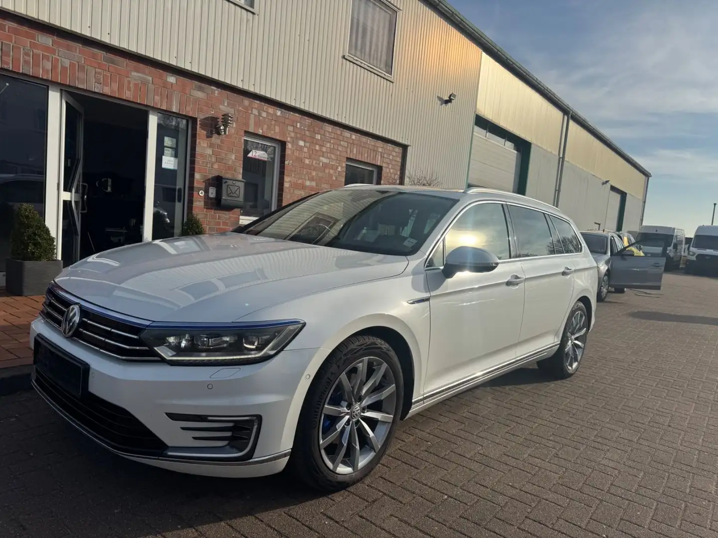 Volkswagen Passat Variant GTE*LEDER*PANO*HEADUP Weiß - 1
