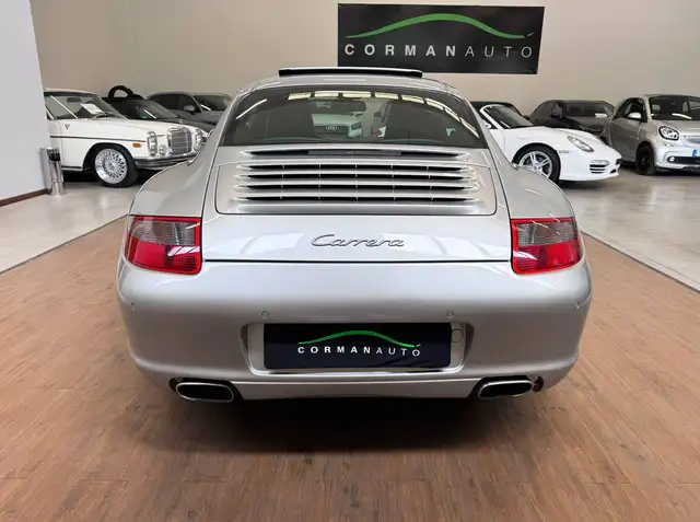 Porsche 911 view 4