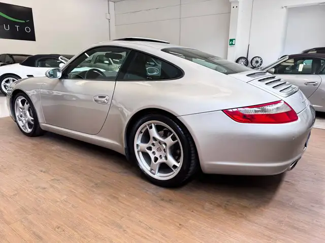 Porsche 911 view 3