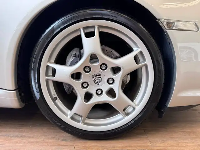 Porsche 911 view 18