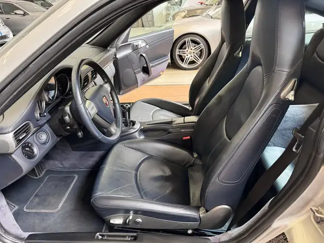 Porsche 911 view 9
