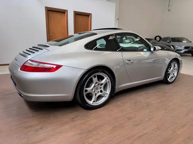 Porsche 911 view 5