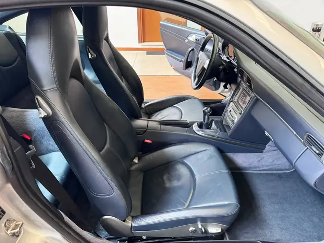 Porsche 911 view 13