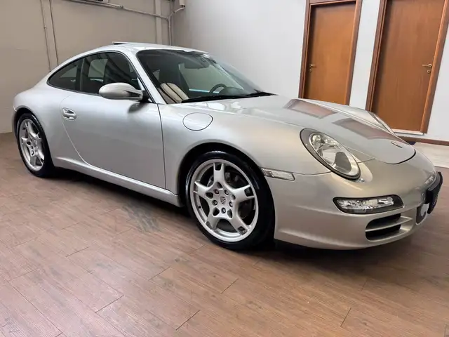Porsche 911 view 6