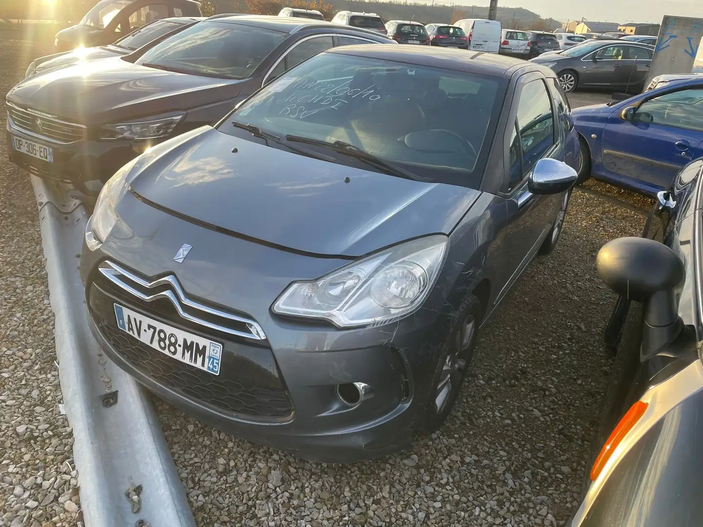 Citroen DS3 HDi 90 FAP 99g Airdream So Chic Gris - 2